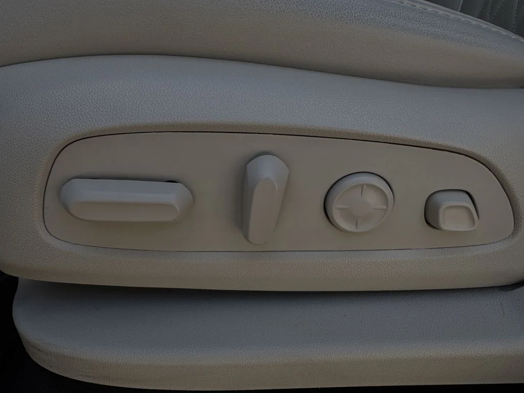 Used 2023 White Buick Avenir image 28
