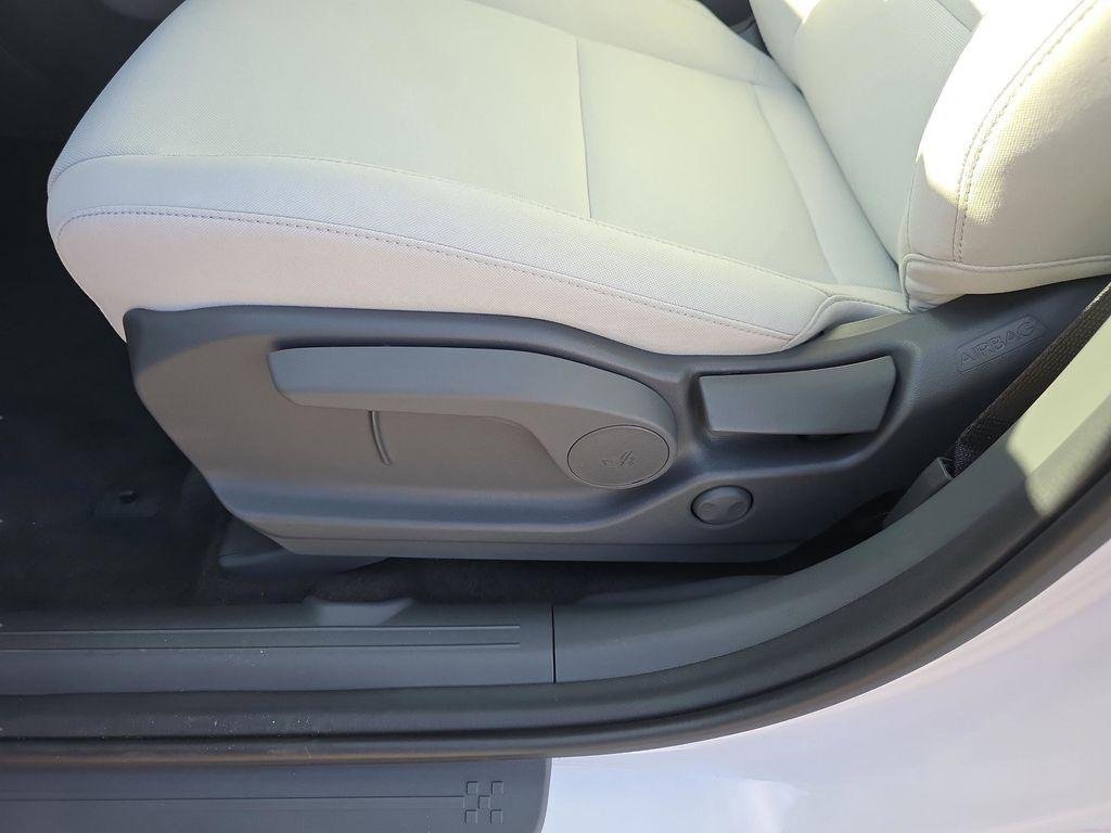 New 2026 Serenity White Hyundai SE image 10