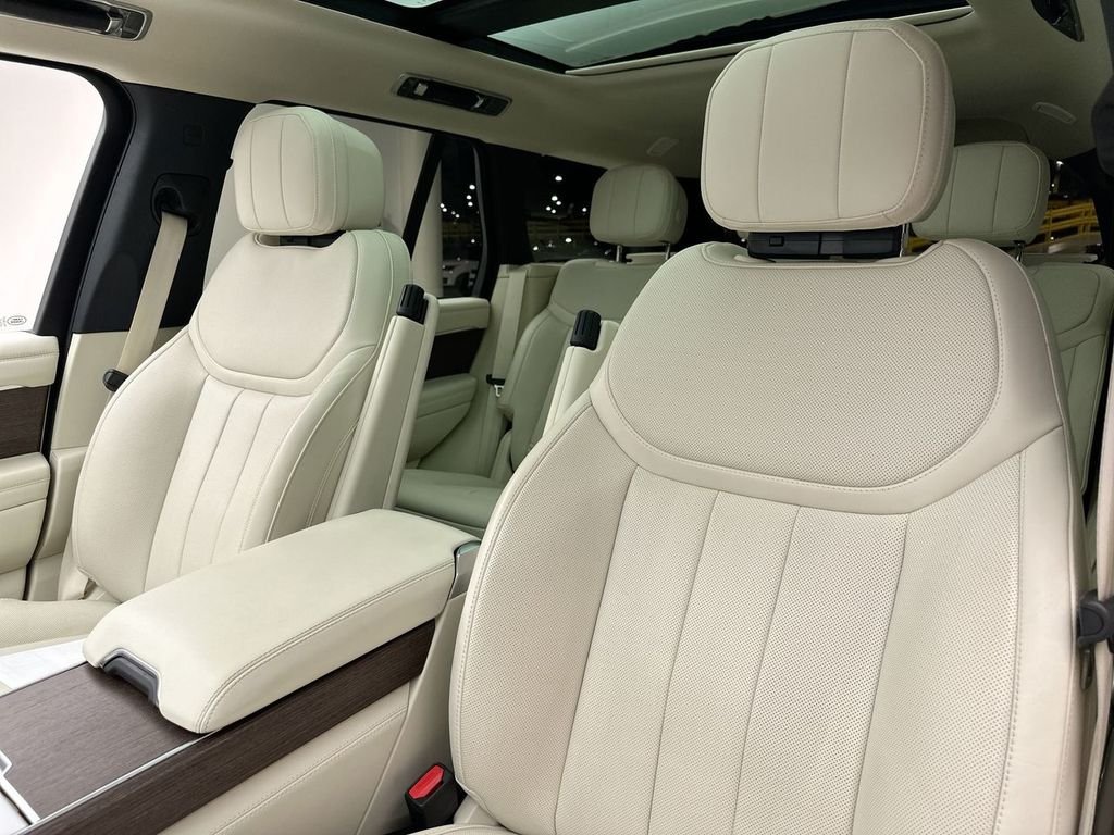 Used 2025  Land Rover SE image 22