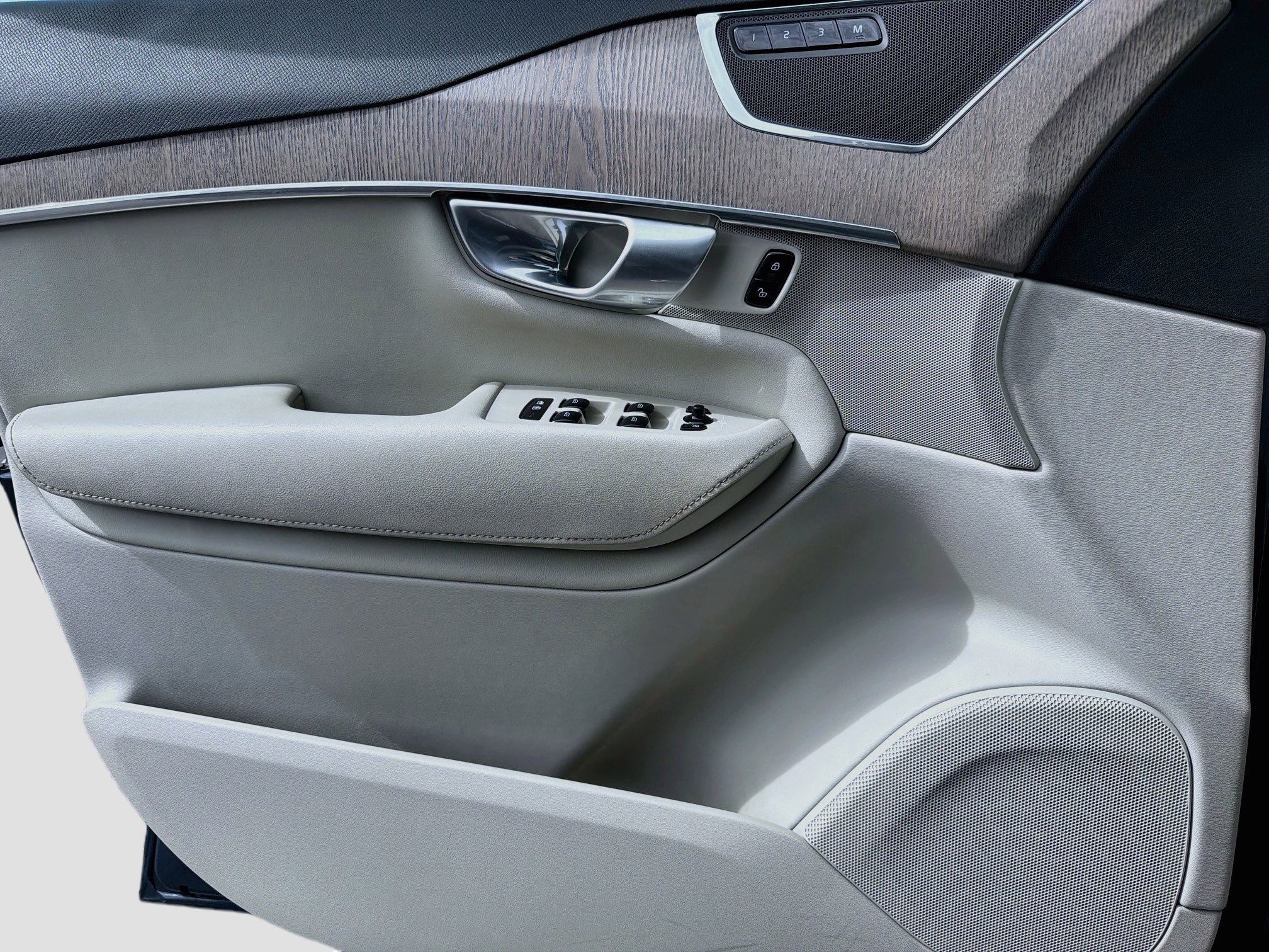 Used 2023 Thunder Gray Metallic Volvo Plus image 23