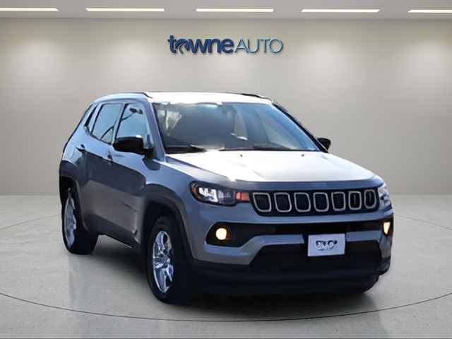 Used 2022 Silver Jeep Latitude image 11