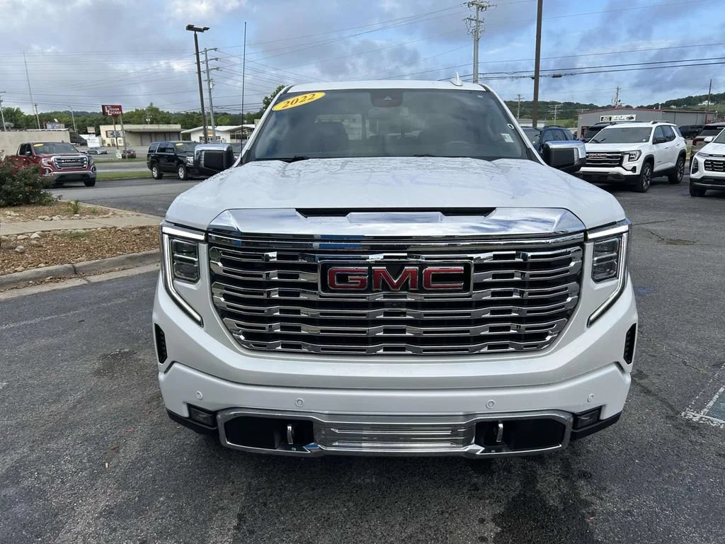 Used 2022 White Frost Tricoat GMC Denali image 10