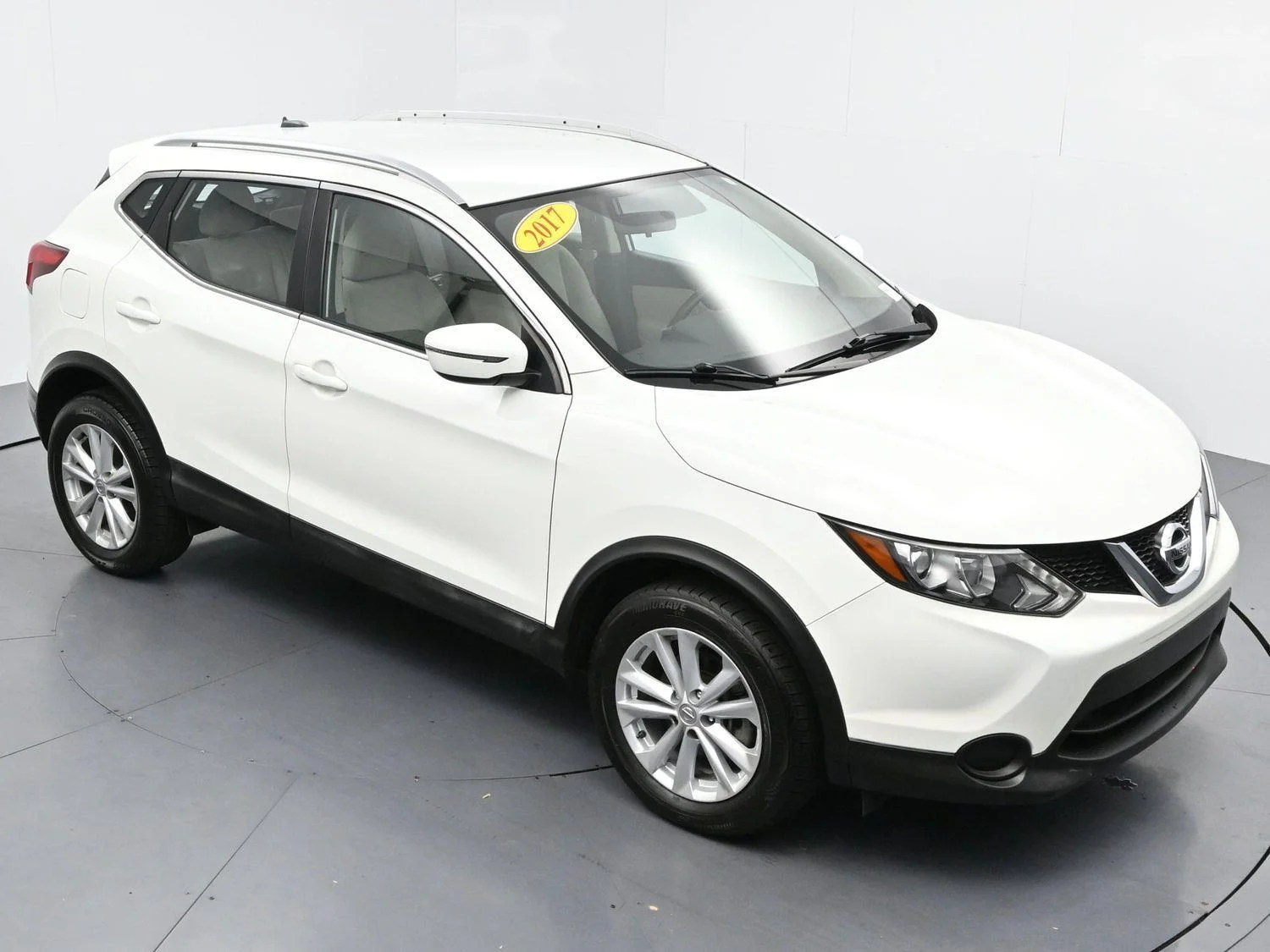 Used 2017 Glacier White Nissan SV image 37