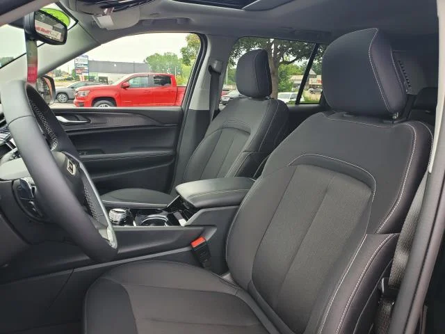 Used 2023 Diamond Black Crystal Pearlcoat Jeep Laredo X image 5