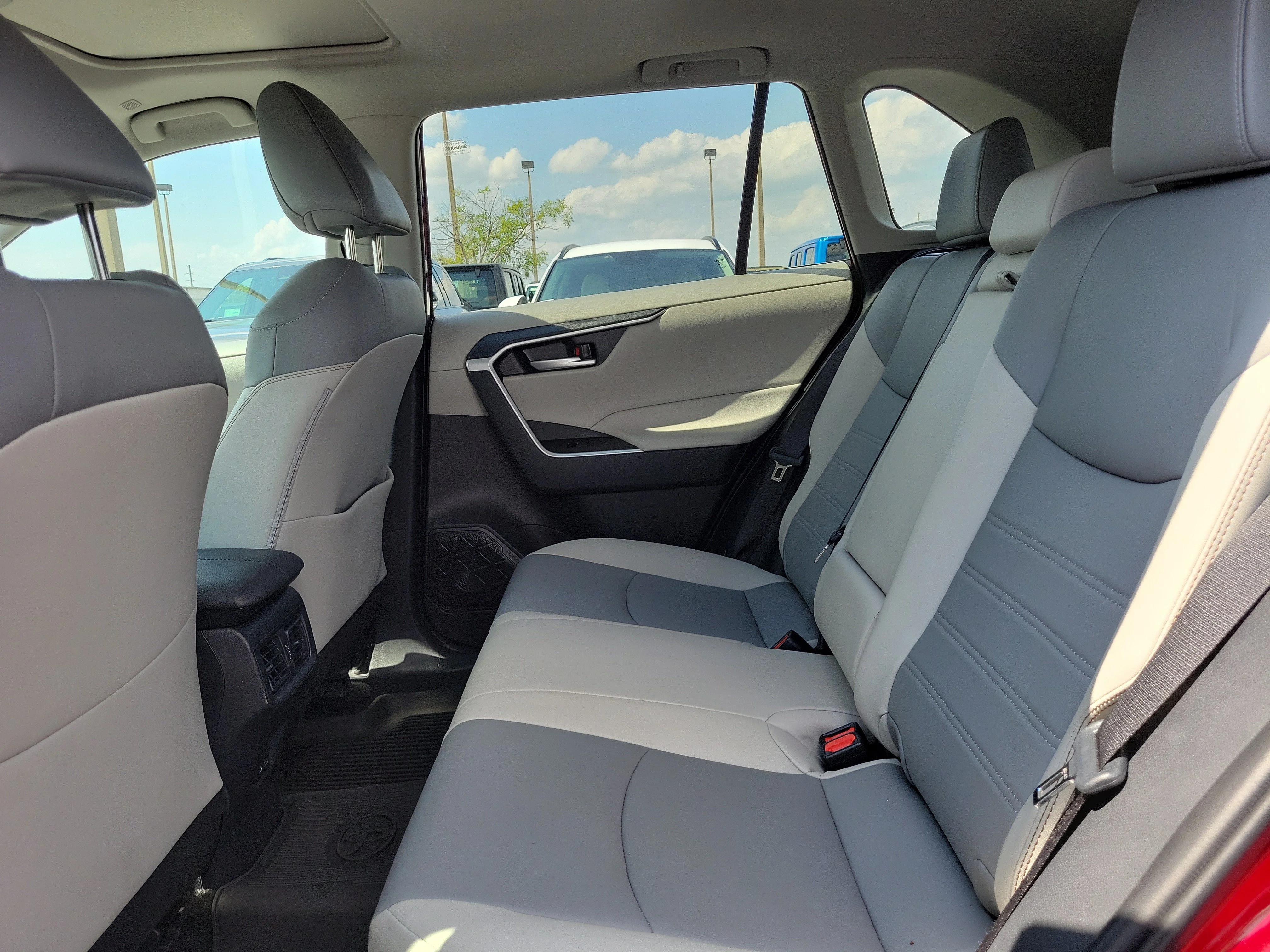 Used 2025 Pearl Toyota XLE Premium image 16