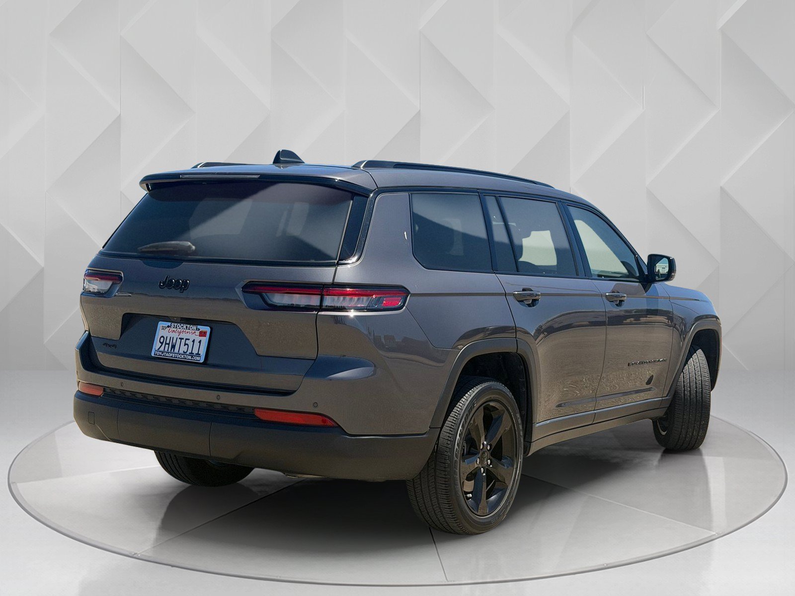 Used 2023 Baltic Gray Metallic Clearcoat Jeep Altitude image 8