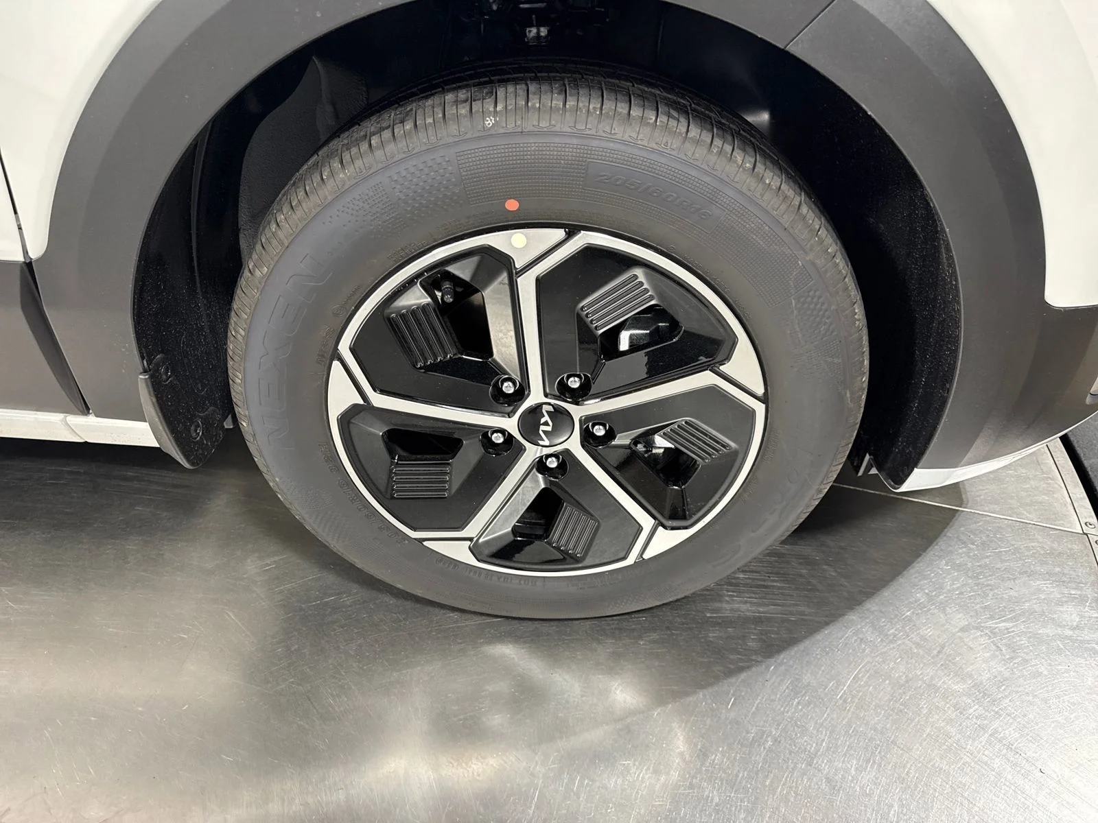 New 2026 Snow White Pearl Kia EX image 14