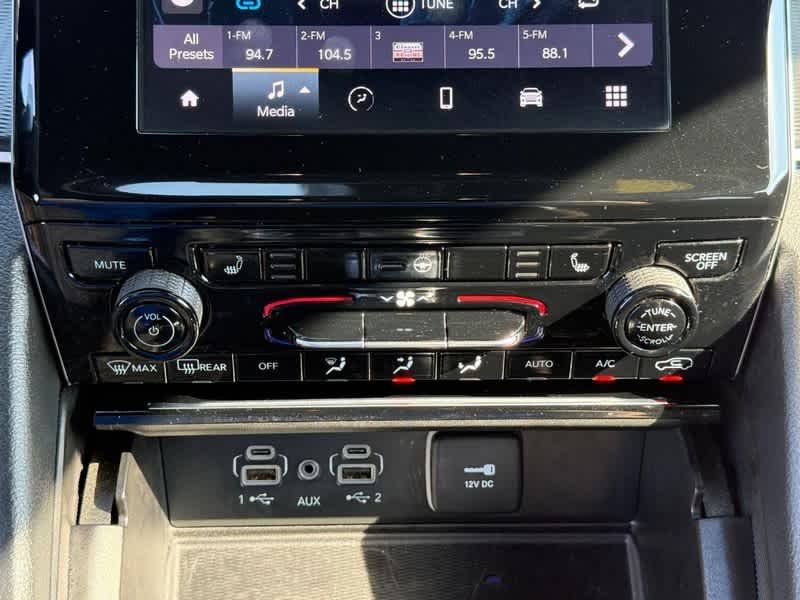 Used 2023 Diamond Black Crystal Pearlcoat Jeep Altitude image 22