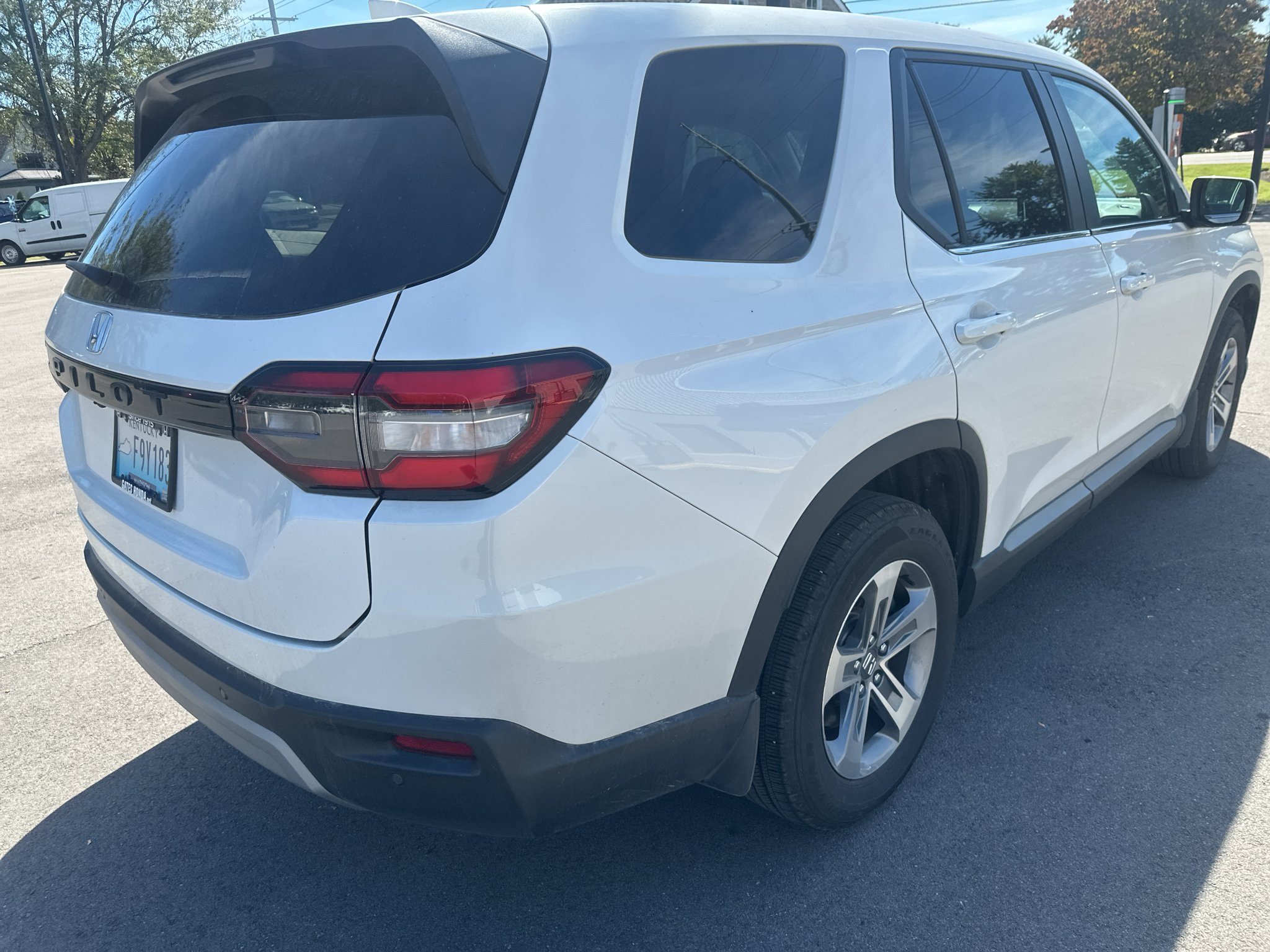 Used 2025 White Honda EX-L image 4