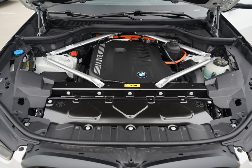 New 2026 Mineral White Metallic BMW xDrive50e image 18