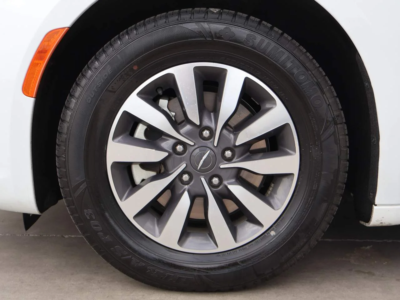 Used 2024 Bright White Clear Coat Chrysler Select image 6