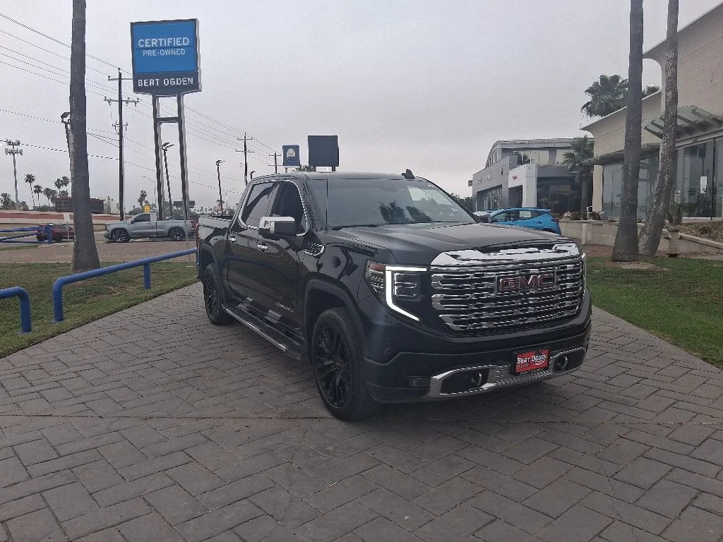 2023 GMC Sierra 4WD Crew Cab Short Box Denali's photo