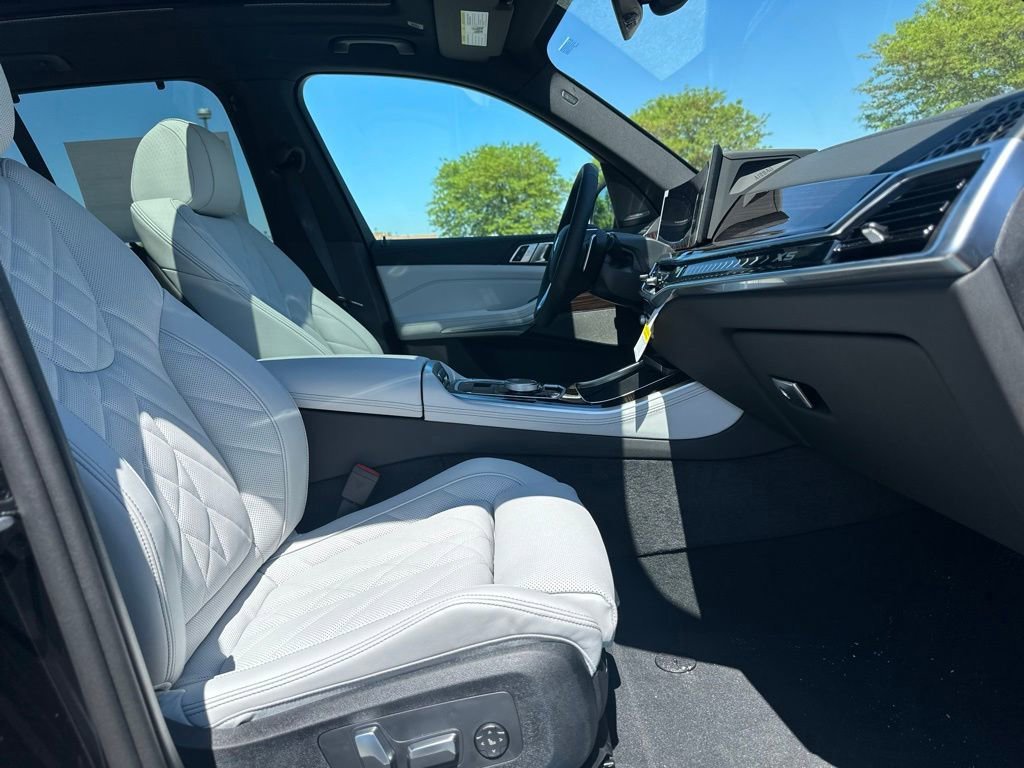 New 2026 Black Sapphire Metallic BMW xDrive40i image 24