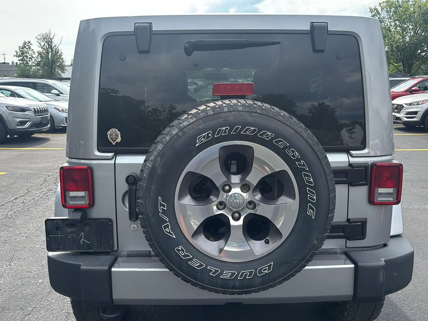 Used 2018 Billet Metallic Jeep Sahara image 5