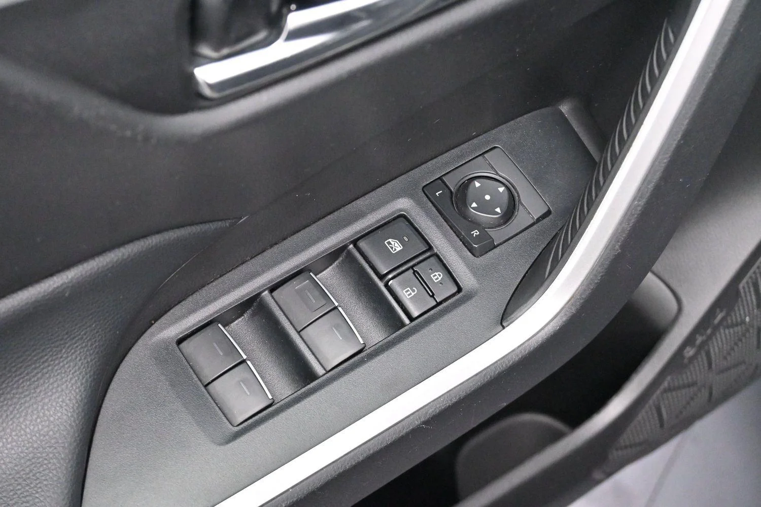 Used 2022 Magnetic Gray Metallic Toyota XLE image 10