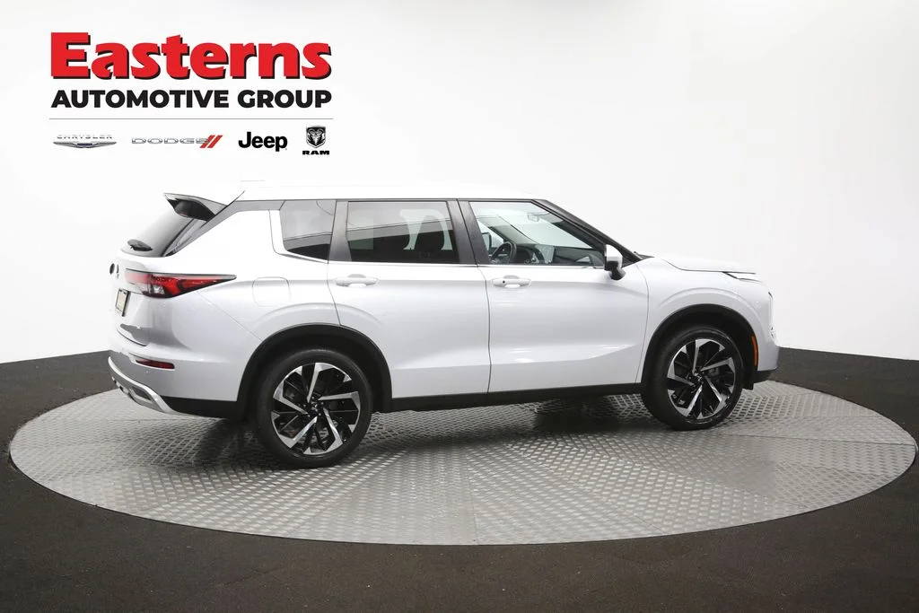 Used 2022 White Mitsubishi SE image 42