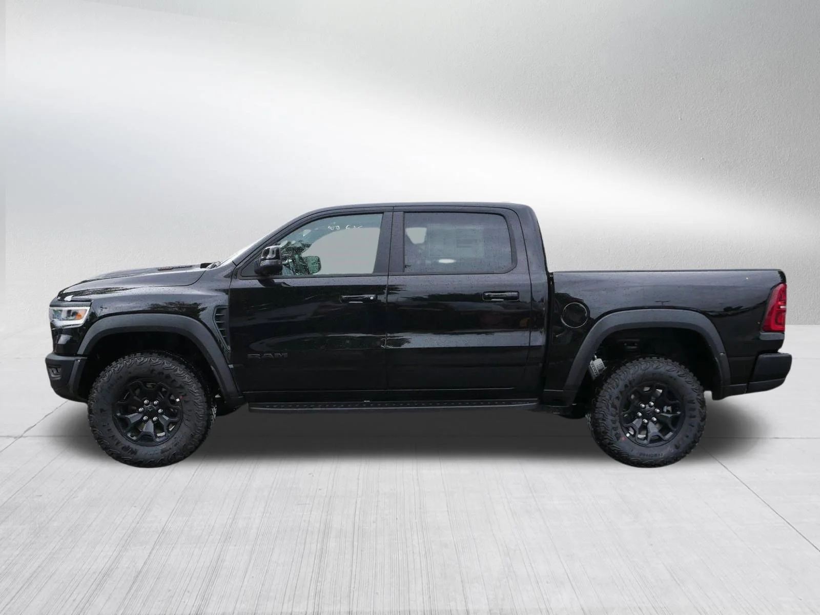 New 2026 Diamond Black Crystal Pearl-Coat Exterior Paint RAM RHO image 4
