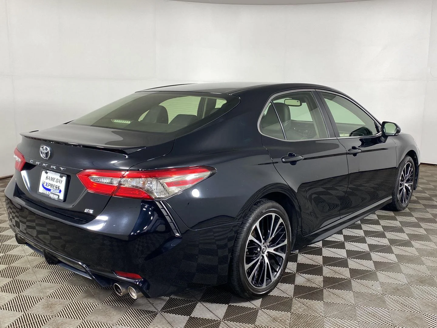 Used 2018 Midnight Black Metallic Toyota SE image 6