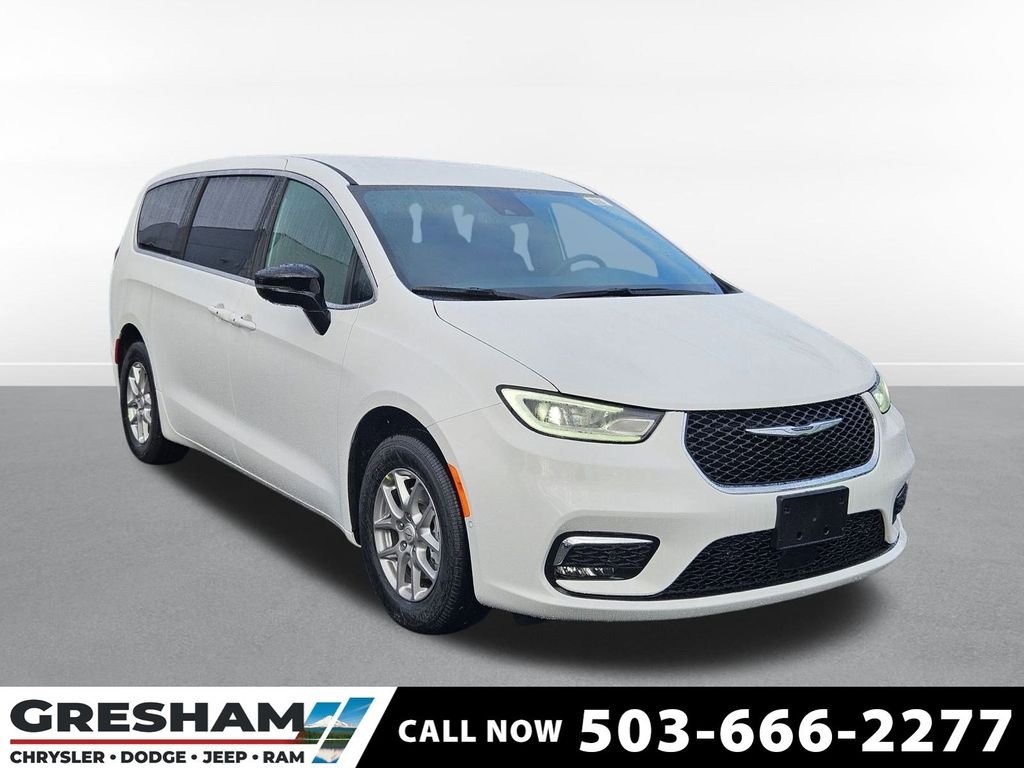 2026 Chrysler Pacifica Select's photo