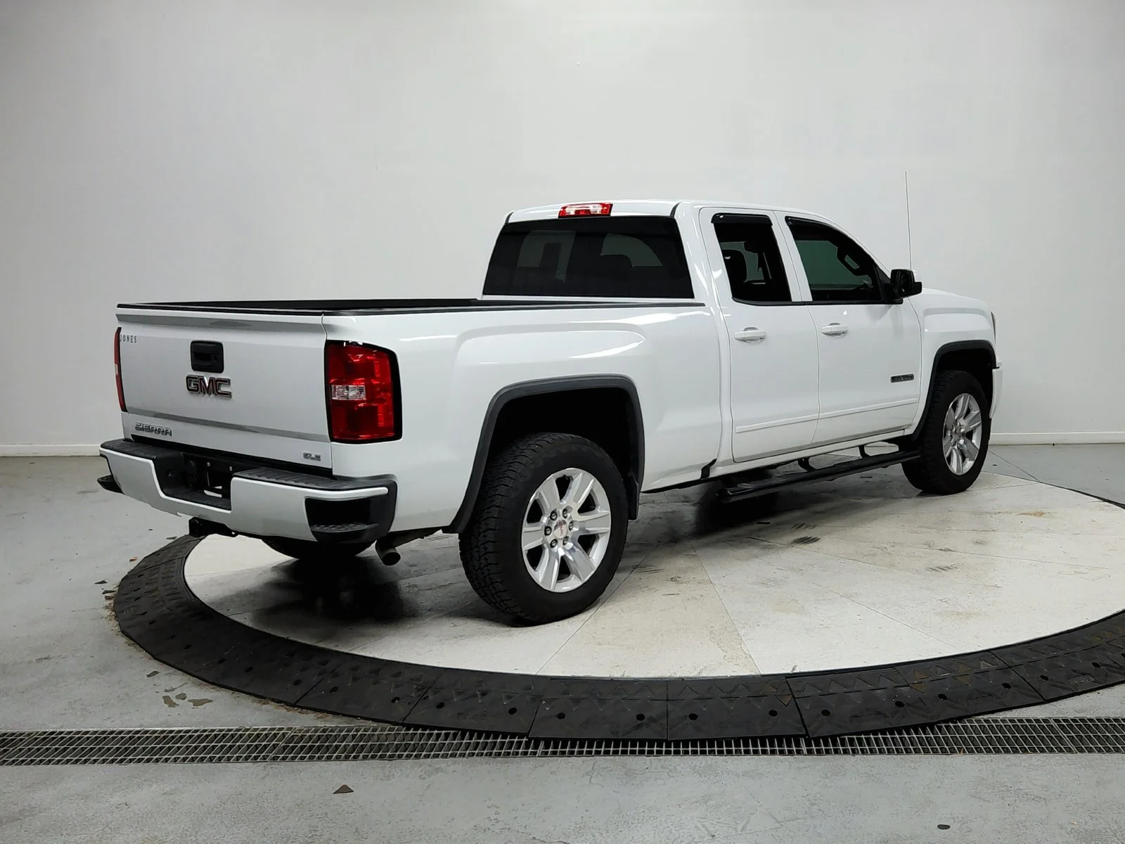 Used 2017 White GMC SLE image 8