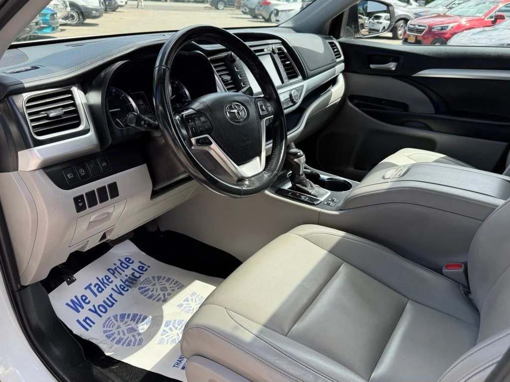 Used 2019 White Toyota XLE image 23