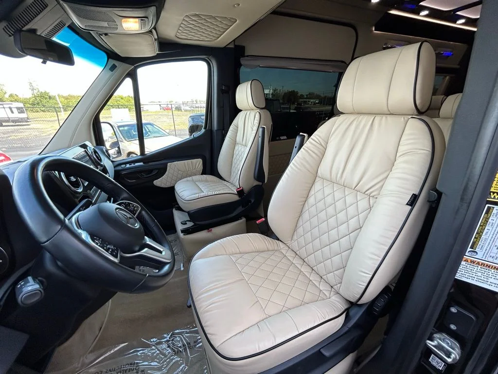 Used 2021 Black Mercedes-Benz Midwest Luxe Cruiser image 23