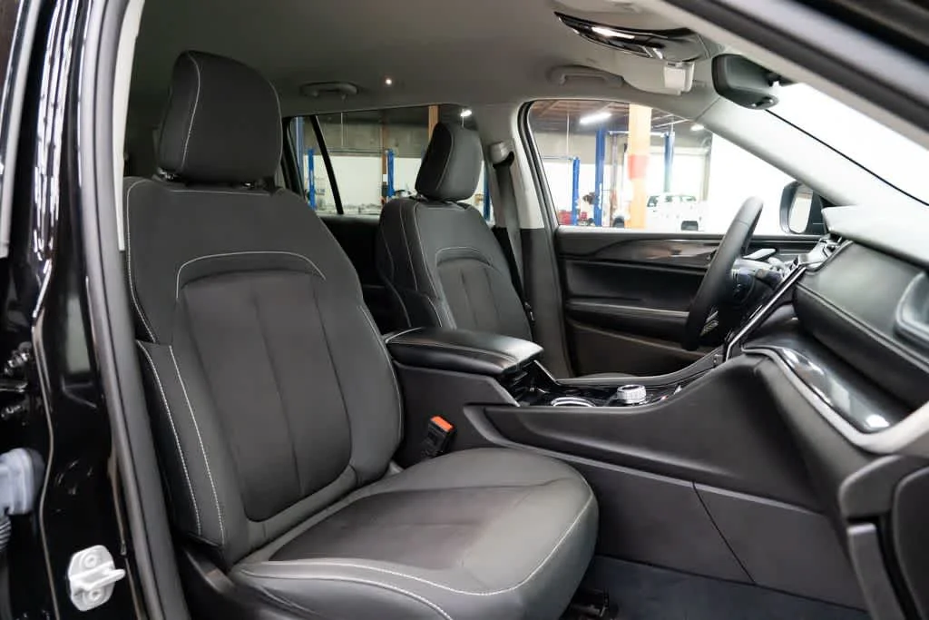 Used 2023 Diamond Black Crystal Pearlcoat Jeep Laredo image 30