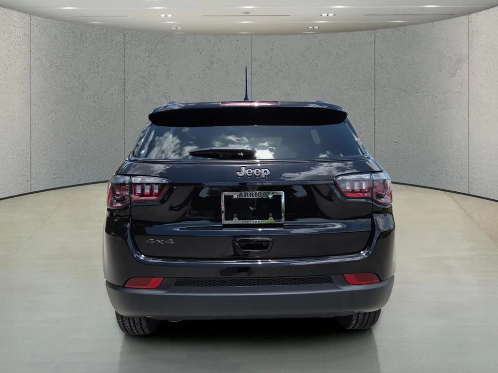 New 2026 Diamond Black Crystal Pearl-Coat Exterior Paint Jeep Latitude Altitude image 5