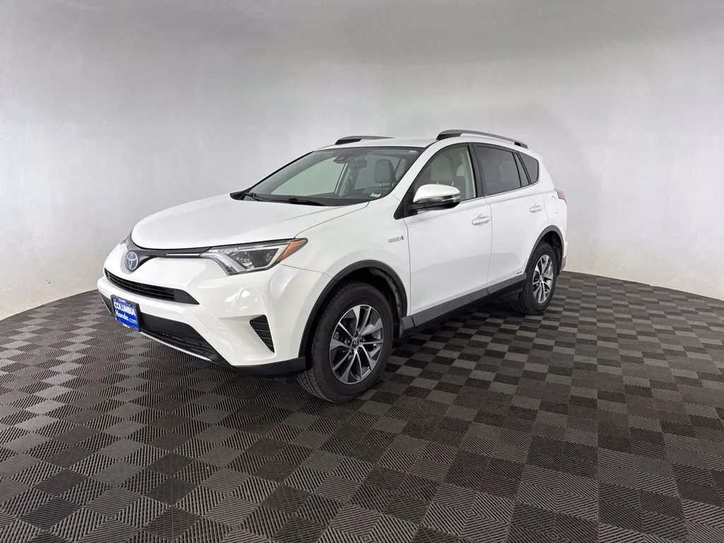 Used 2018 White Toyota LE image 5