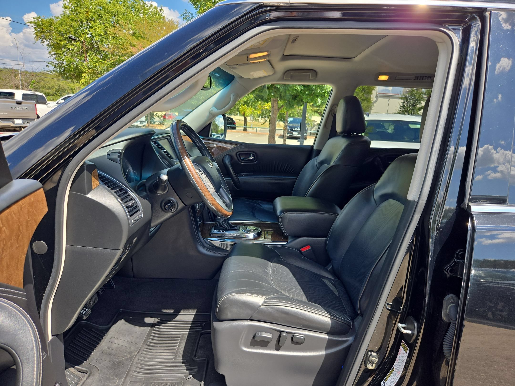 Used 2017 Black Obsidian INFINITI Base image 10