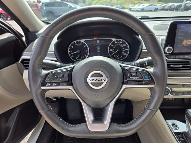 Used 2022 White Nissan 2.5 Platinum image 32
