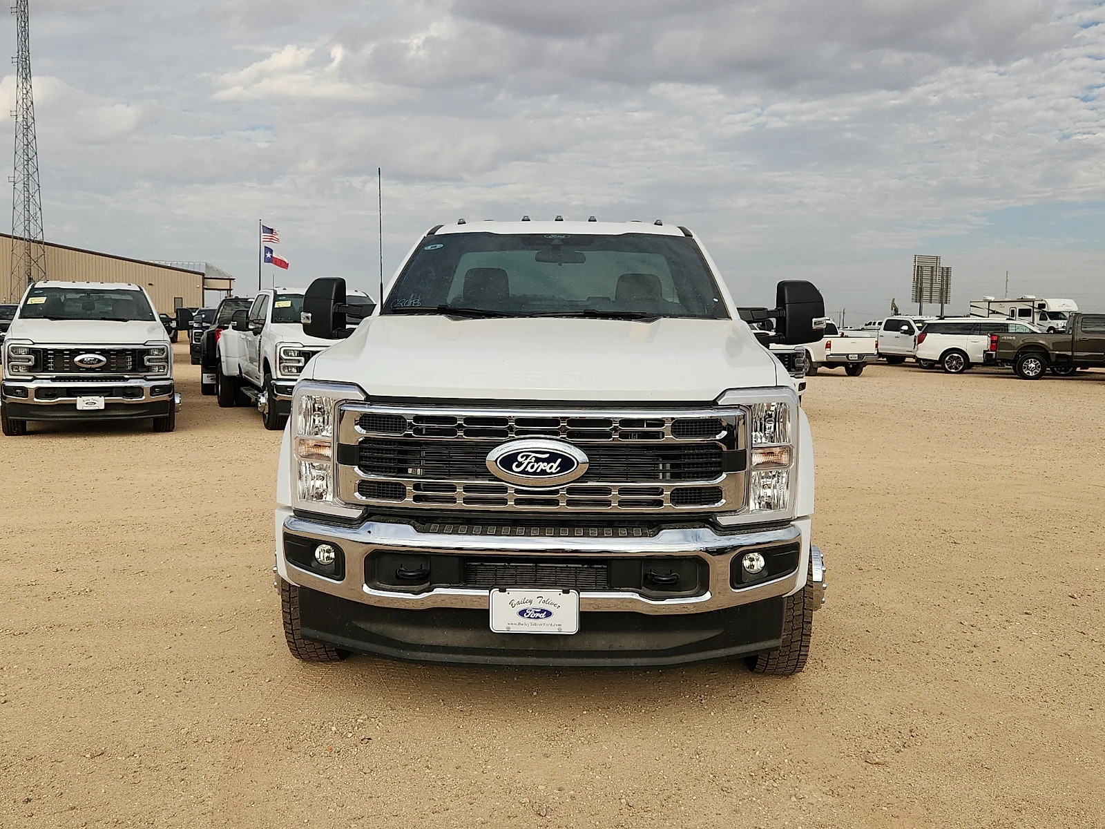 New 2027 Oxford White Ford XLT image 2