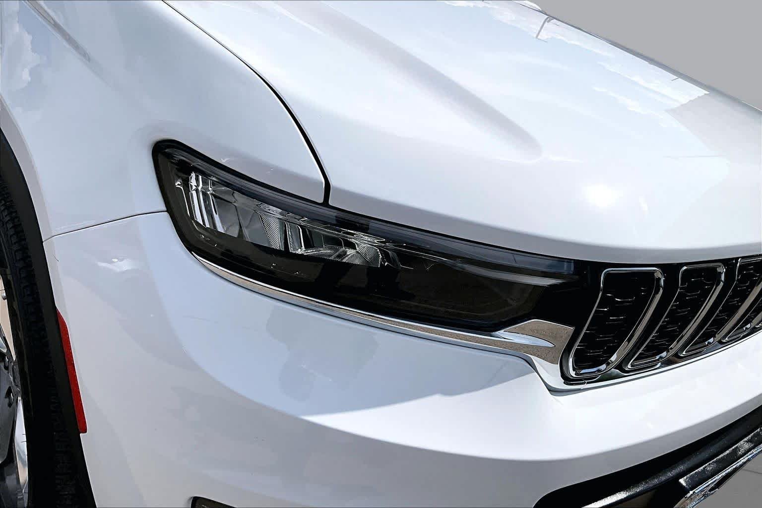 Used 2022 Bright White Clearcoat Jeep Limited image 27