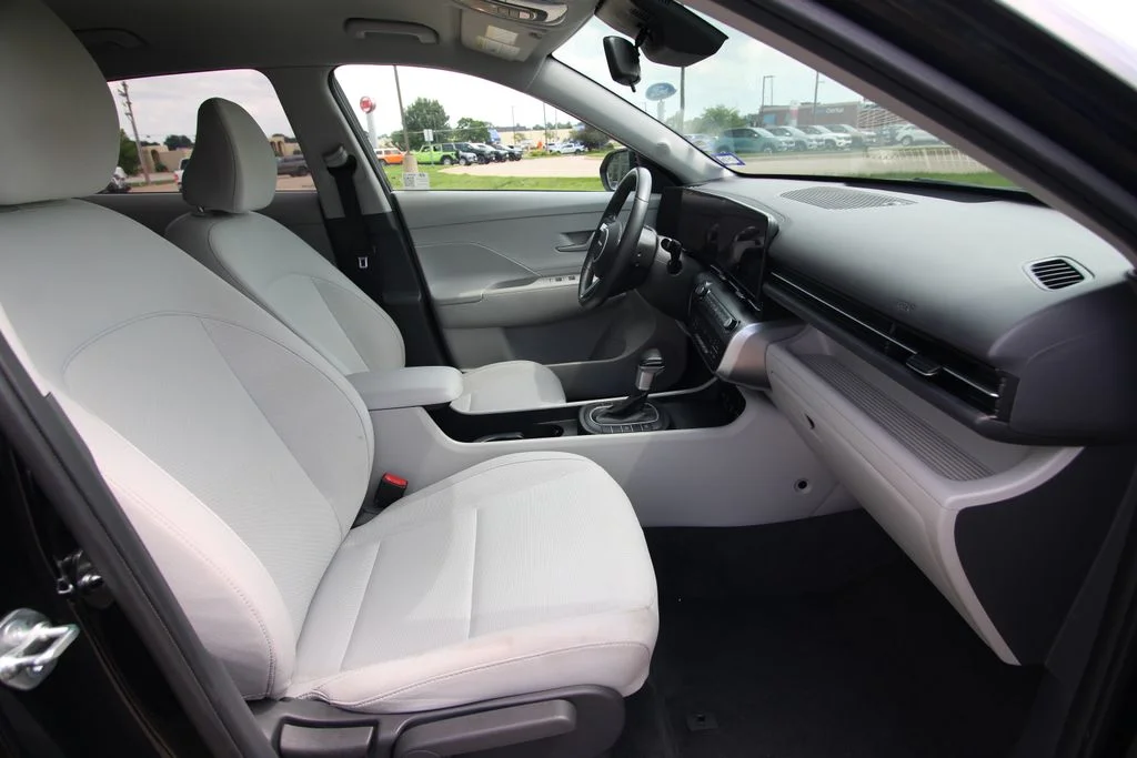 Used 2025 Black Hyundai SEL image 8