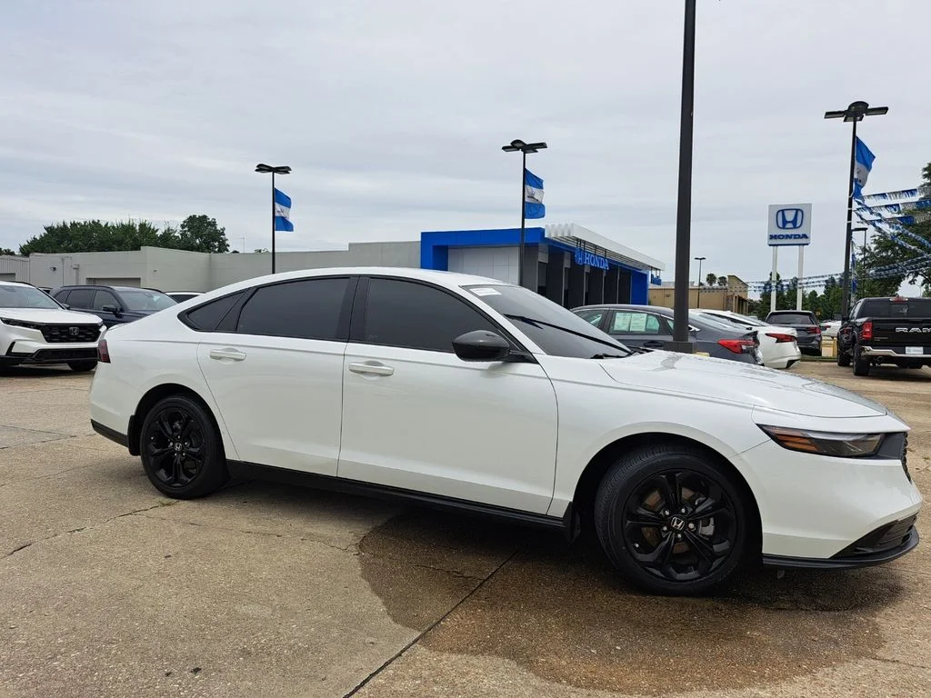 Certified Used 2025 Platinum White Pearl Honda SE image 3