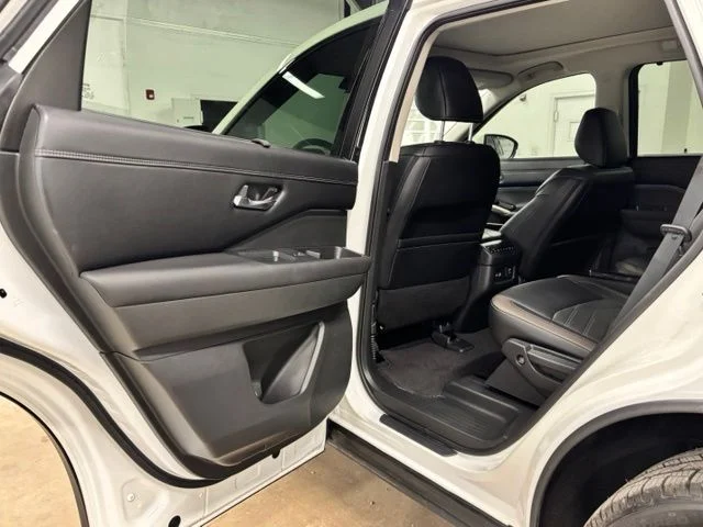 Used 2023 White Nissan Platinum image 19