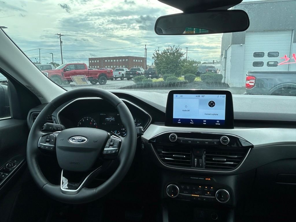 Used 2022 Black Ford SE image 10