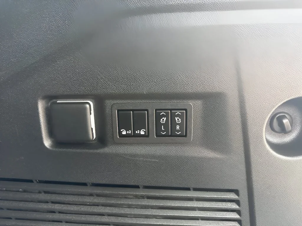 Used 2023 Black Chevrolet Z71 image 35