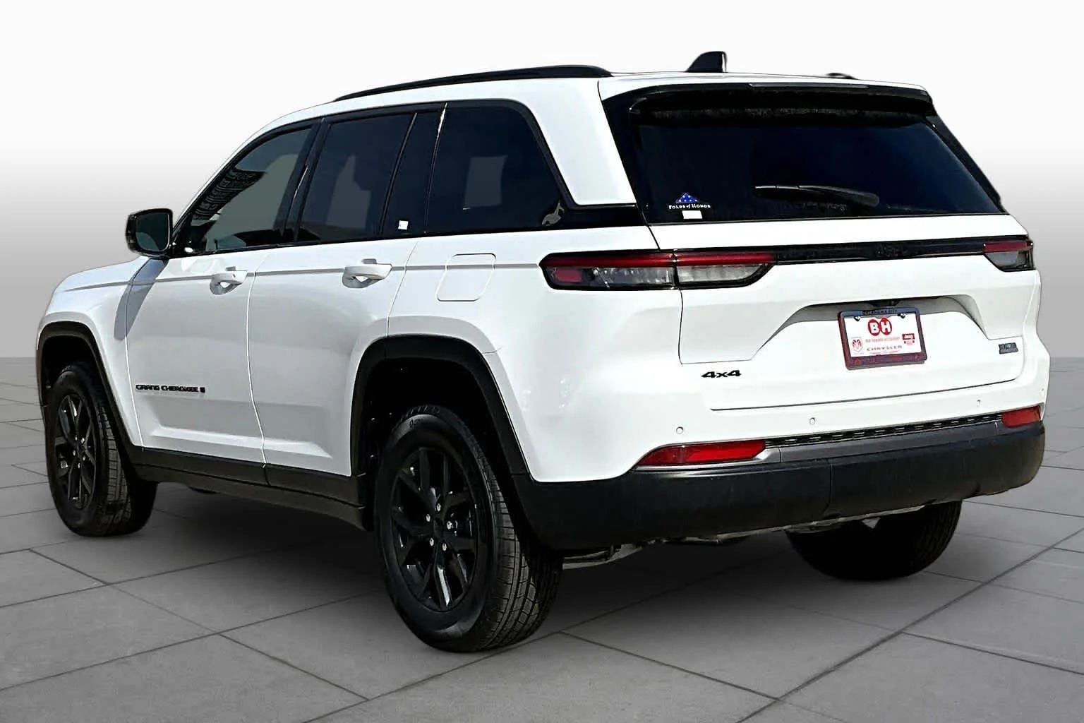 New 2026 Bright White Clear-Coat Exterior Paint Jeep Laredo Altitude image 13