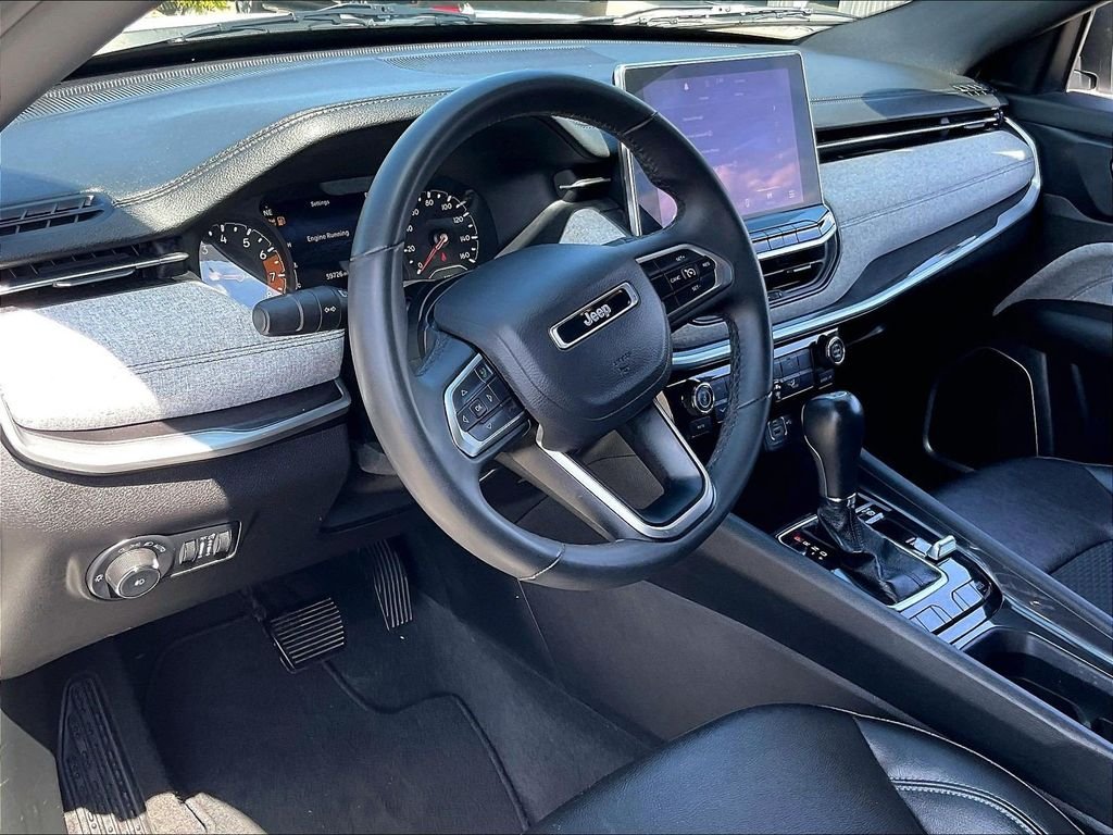 Used 2024 White Jeep Latitude image 8