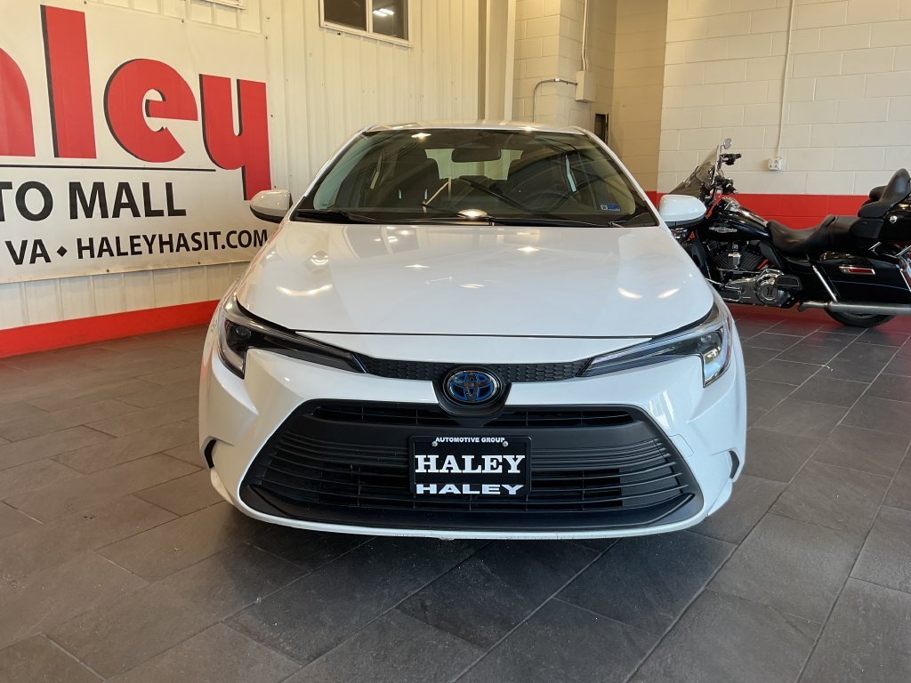 Used 2025 White Toyota LE image 3