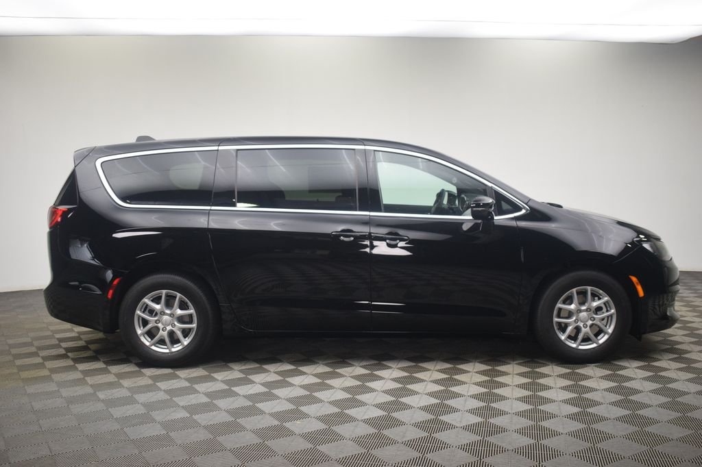 New 2027 Diamond Black Crystal Pearl-Coat Exterior Paint Chrysler LX image 3