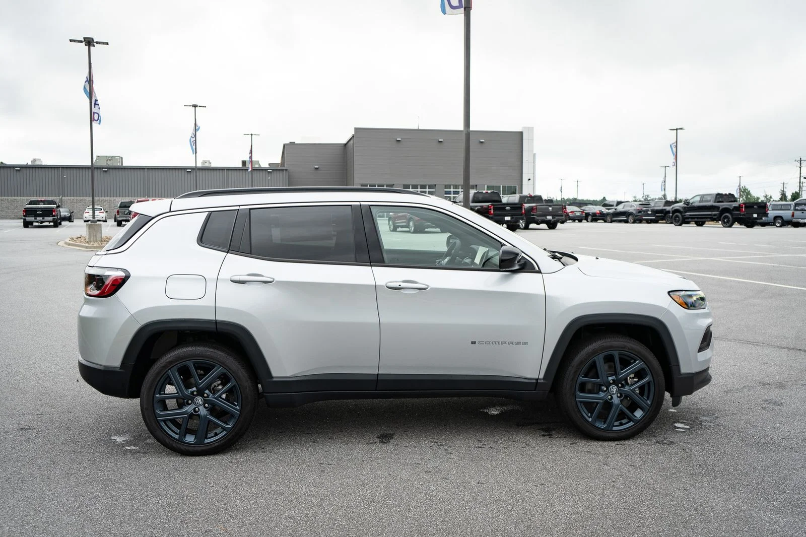 New 2026 Silver Zynith Metallic Clear-Coat Exterior Paint Jeep  image 11
