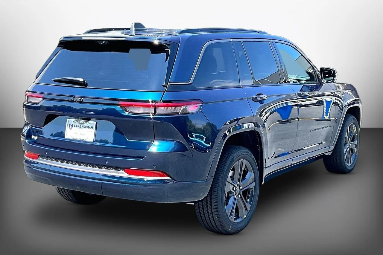 New 2027 Fathom Blue Pearl-Coat Paint Jeep Limited Reserve image 8