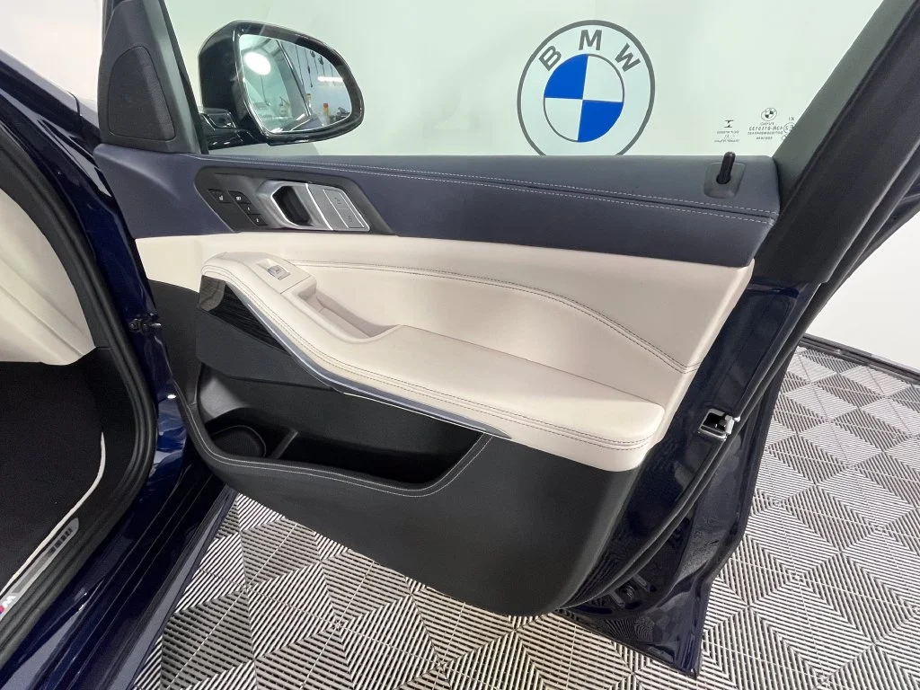 Used 2021 Blue BMW xDrive40i image 27