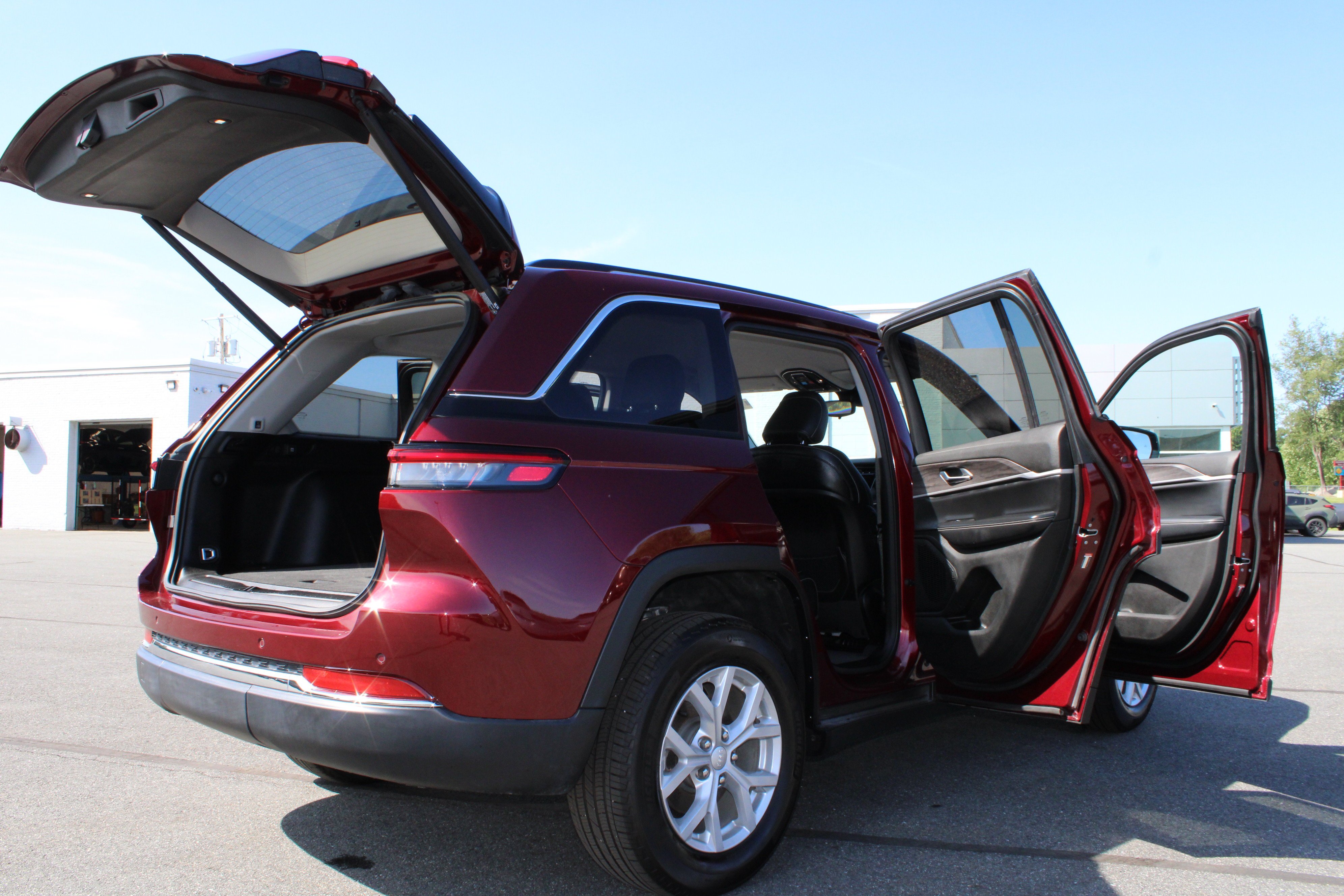 Used 2023 Velvet Red Pearlcoat Jeep Limited image 17