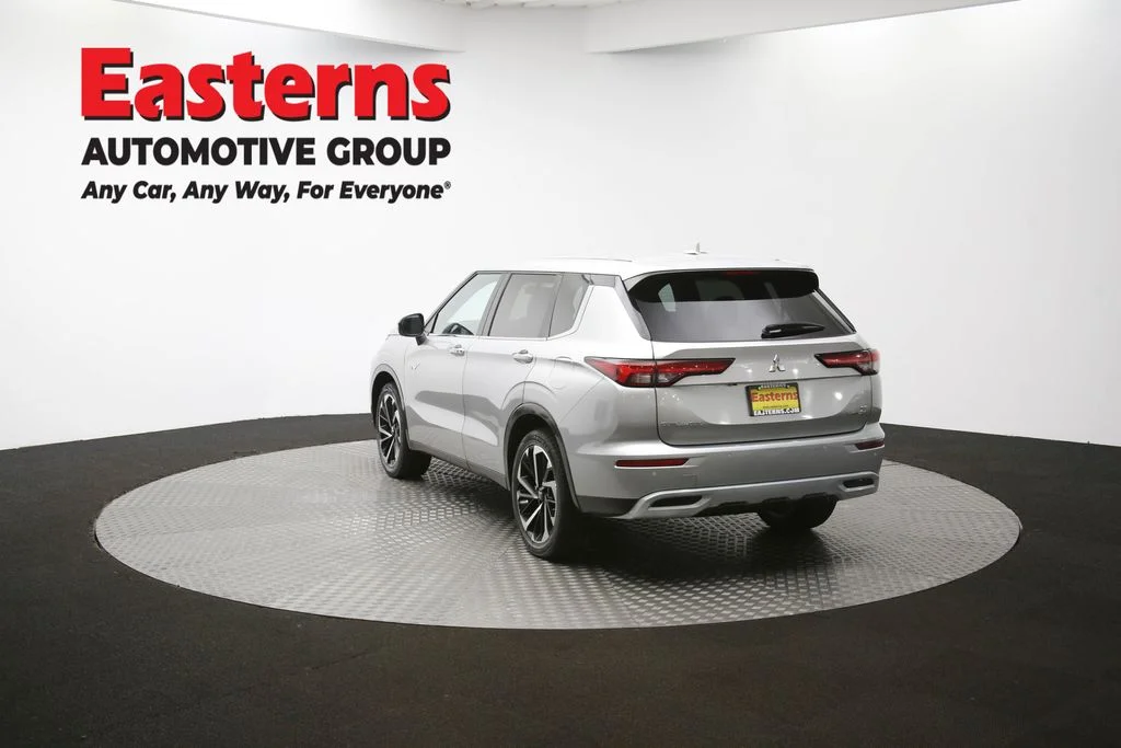 Used 2023 Silver Mitsubishi SE image 63
