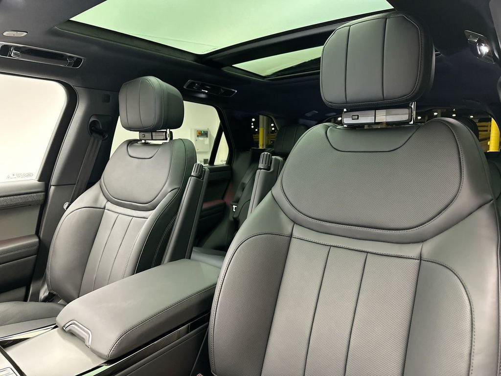 Used 2025 Fuji White Land Rover SE image 15