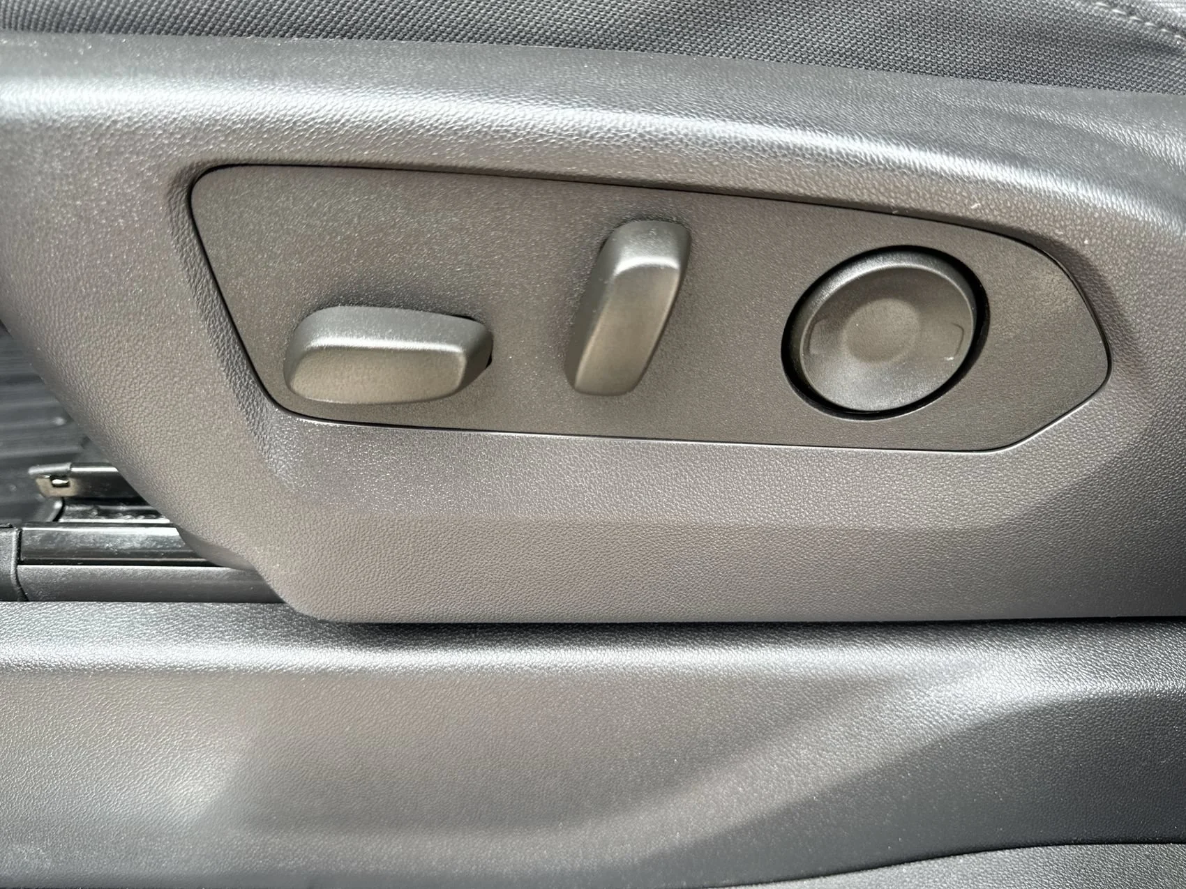 Used 2025 Summit White GMC Elevation image 12