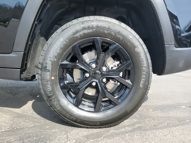 New 2026 Diamond Black Crystal Pearl-Coat Exterior Paint Jeep Altitude image 9